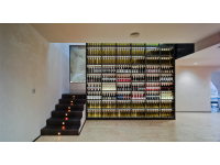 Escalera tienda, con panel botellero